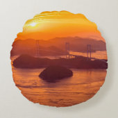 久留島海峡大橋と久留志のぼんやりした夕日 ラウンドクッション (正面)