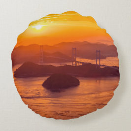 久留島海峡大橋と久留志のぼんやりした夕日 ラウンドクッション