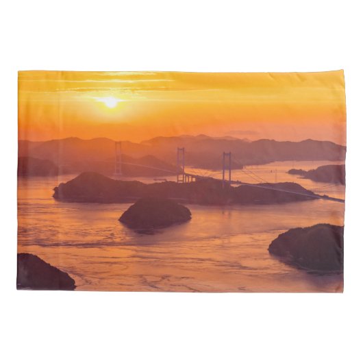 久留島海峡大橋と久留志のぼんやりした夕日 枕カバー (裏面)