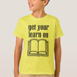 乗せ学る Tシャツ<br><div class="desc">代表学者！このデザインは、「Get Your On」という言葉を持つオープンな本の白黒のイラストレーションを学特徴とする。 先生、司書、または新学期ギフトのための完璧な贈り物。おたく、ギーク、ドッグは、本のプライドを示すこれらのレトロなデザイン読を愛する。これらの製品パーソナライズされたから独自のギフトをカスタム作成する。当社のデザインテンプレートを使用してカスタマイズするか、プレゼント用のテキストを追加ユニークする。私たちのカスタマイズデザインで自分のプレゼントを作るクールと、あなたはより多くのギフトアイディアを必要としない。彼らは、あなたが彼らのためにユニークな何かを望んでいたパーソナリ与えゼーションとカスタマイズを通して知る。オクリックレインIt！スタートするボタン。</div>