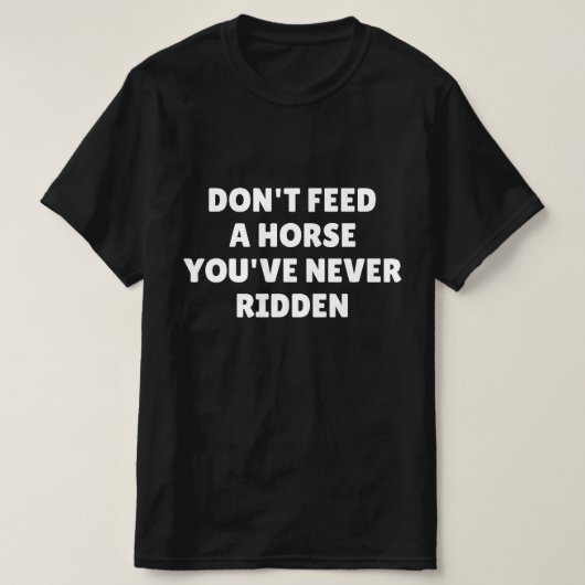 乗ったことのない馬には餌を与えない Tシャツ (デザイン正面)