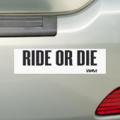 乗りますか、または死んで下さい バンパーステッカー (車上)