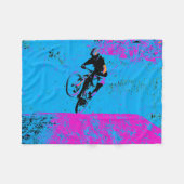 乗ろう! – マウンテンバイクもしくは自転車に乗る人 フリースブランケット (正面(横))