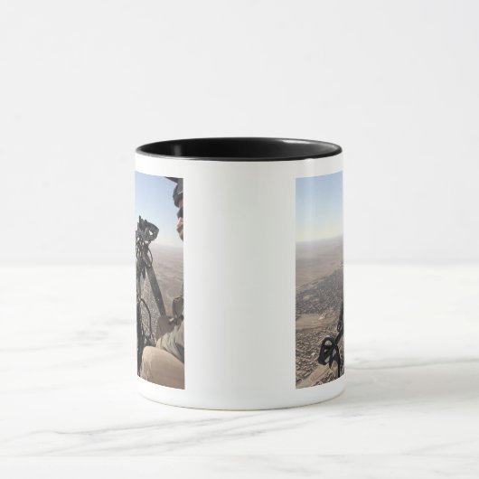 乗組員が不審な行動を探す マグカップ (中央)