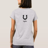 乗馬ママ 手書きスクリプト タイポグラフィ Tシャツ (裏面)