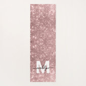 乙女の頬のようなピンクのバラ色のゴールドグリッター名前モノグラム ヨガマット (裏面)
