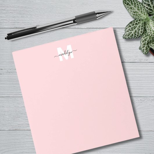 乙女の頬の色のような優しいピンクのカリグラフィー名前のモノグラム ノートパッド