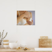 乳房自己検査をしている女性 ポスター (キッチン)