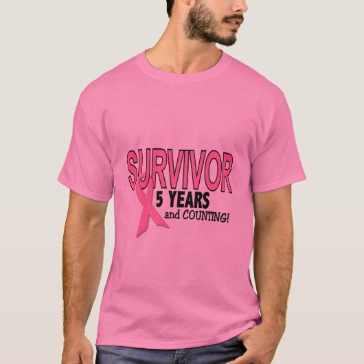 乳癌の生存者5つの年及びカウント Tシャツ (正面)