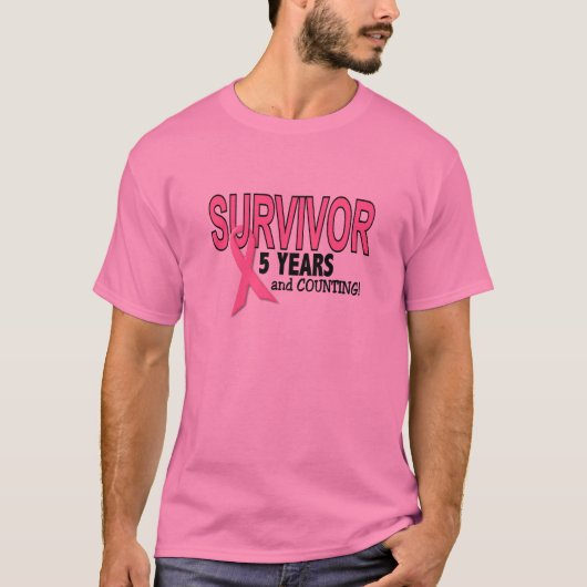 乳癌の生存者5つの年及びカウント Tシャツ (正面)