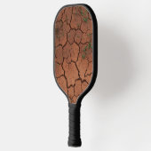 乾いたひび割れた地面 ピックルボールラケット (左)