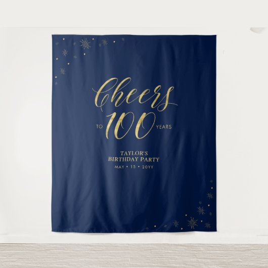 乾杯!100歳のお誕生日おめでとう、ゴールド&ブルーのバースデーパーティー! タペストリー (正面)