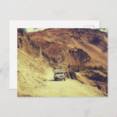 乾燥した山々を探索するトラック ポストカード (正面/裏面)