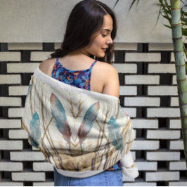 乾燥した草の上の水色の羽 ビーチタオル