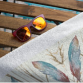 乾燥した草の上の水色の羽 ビーチタオル