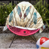 乾燥した草の上の水色の羽 ビーチタオル