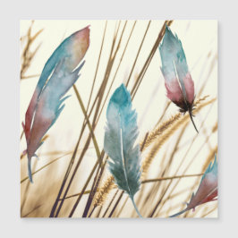 乾燥した草の背景に水色の羽