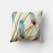 乾燥した草の背景に水色の羽 クッション (裏面)