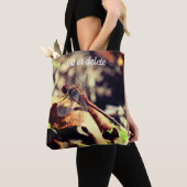 乾燥した葉の上のトンボのクローズアップパーソナライズされた トートバッグ (クローズアップ)