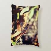 乾燥した葉の上のトンボ閉じる アクセントクッション (裏面(縦))