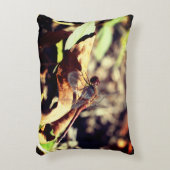 乾燥した葉の上のトンボ閉じる アクセントクッション (正面(垂直))