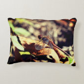 乾燥した葉の上のトンボ閉じる アクセントクッション (裏面)