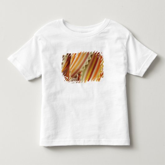 乾燥した虹色のパスタのクローズアップ。アメリカ トドラーTシャツ (正面)