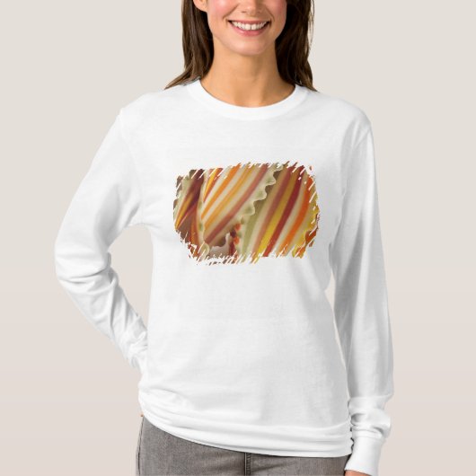 乾燥した虹色のパスタのクローズアップ。アメリカ Tシャツ (正面)