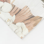 乾燥した離れヤシの葉と熱帯の花 フリースブランケット (角)