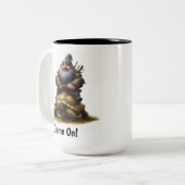 亀でポーズをとる格言の小さな戦士 ツートーンマグカップ (正面左)