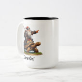 亀でポーズをとる格言の小さな戦士 ツートーンマグカップ (正面左)