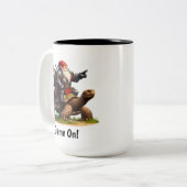 亀でポーズをとる格言の小さな戦士 ツートーンマグカップ (正面左)