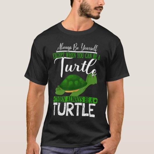 亀になれる以外は常に自分でいなさいおもしろい Tシャツ (正面)