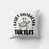 亀に気を取られおもしろいる クッション (裏面)