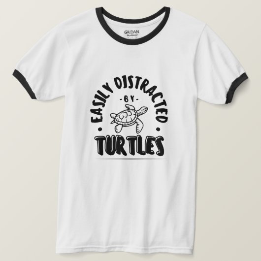 亀に気を取られおもしろいる Tシャツ (デザイン正面)