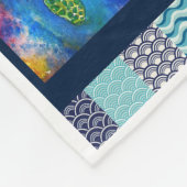 亀のスケッチカラフルが海の下で泳ぐ フリースブランケット (角)