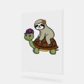 亀のTシャツにクラシック乗るナマケモノ アクリルサイン (傾斜)