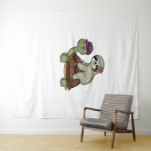 亀のTシャツにクラシック乗るナマケモノ タペストリー (インサイチュ(横))