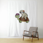 亀のTシャツにクラシック乗るナマケモノ タペストリー (インサイチュ)