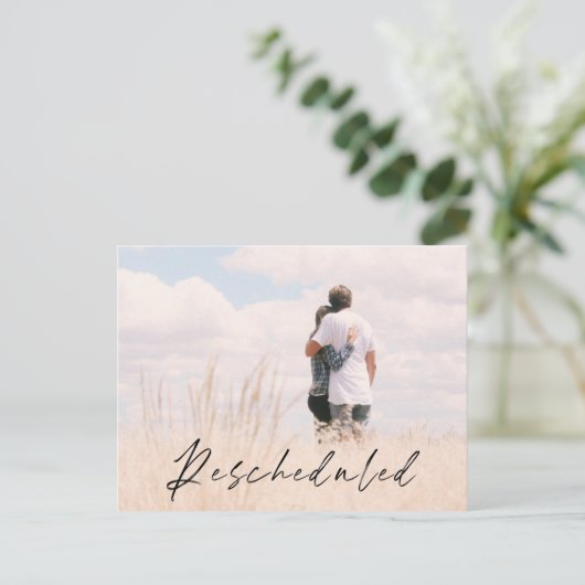 予定変更された写真結婚の日付のお知らせ ポストカード (スタンド正面)