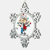 予期しているカップルの雪片のオーナメント スノーフレークピューターオーナメント (右)