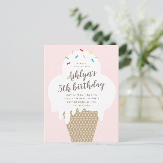 予算に優しいアイスクリームの子供の誕生日パーティーの招待状 ポストカード (スタンド正面)