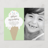 予算に優しいアイスクリームコーンの子供の誕生日招待状 (正面)