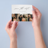 予算に優しいミニマルスクリプトの3枚の写真のSave The Date チラシ (手)