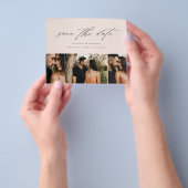 予算に優しいミニマルスクリプトの3枚の写真のSave The Date チラシ (手)