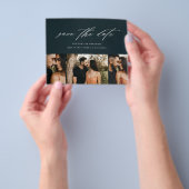 予算に優しいミニマルスクリプト3枚の写真付きSave The Date チラシ (手)