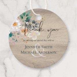 予算に優しい 春の野生の花を添えた納屋でのガーデンウェディング フェイバータグ