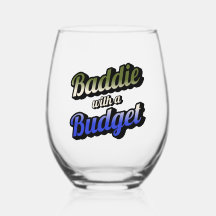 予算のないワイングラスを持つバディ