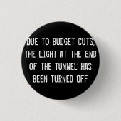 予算の削減により、TUの最後の光 缶バッジ (正面)