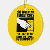 予算の削減により、Tuの終点のライト セラミックオーナメント (左)